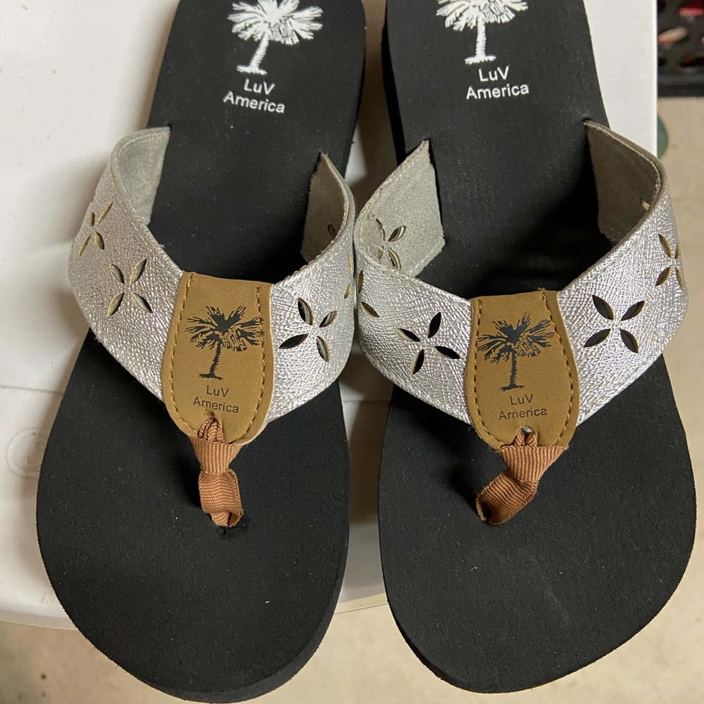 Girls size 7 flip flops